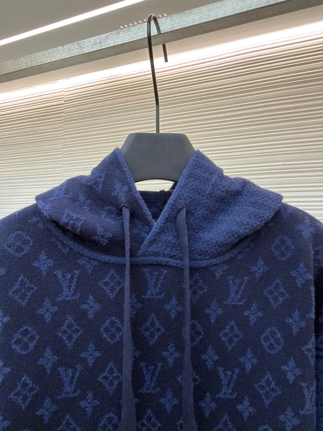 LOUIS VUITTON Holiday spliced ​​long-sleeved hooded pullover sweatshirt ●Original version: Purchased and developed by 16097 ●Item number: 1681356-C15 ●Fabric: 100% cotton ●Technology: knitted ●Color: navy ●Version: fitted version ●Weight: about 1010g ●Size: S-M-L-XL ●Description: This sweatshirt is made of wool blended knitted fabric, which is soft to the touch and has good warmth retention. The hooded design is equipped with a drawstring adjustment system, which can flexibly adjust the shape of the hood; the entire body of the garment displays the brand's classic Monogram pattern, which is made through multi-color jacquard knitting technology. The pattern texture is three-dimensional and layered. The body is equipped with a kangaroo pocket, which is practical and has a sense of design; the ribs on the cuffs and hem are made of high-elastic knitting technology to ensure fit and resilience. The overall cut is an oversize silhouette, and the splicing of the body uses seamless weaving technology to avoid exposed threads and improve wearing comfort. From the complex design of the jacquard pattern to the delicate processing of the knitted texture, every step reflects Louis Vuitton's exquisite control of luxury knitted items. It is a fusion of the brand's classic elements and casual style. The overall wiring is straight and delicate, the fabric is comfortable and soft, and the color is consistent without color difference. It can be matched with the same style to create a fashionable look and control various occasions. Customized accessories, complete with three standards, same style for men and women!